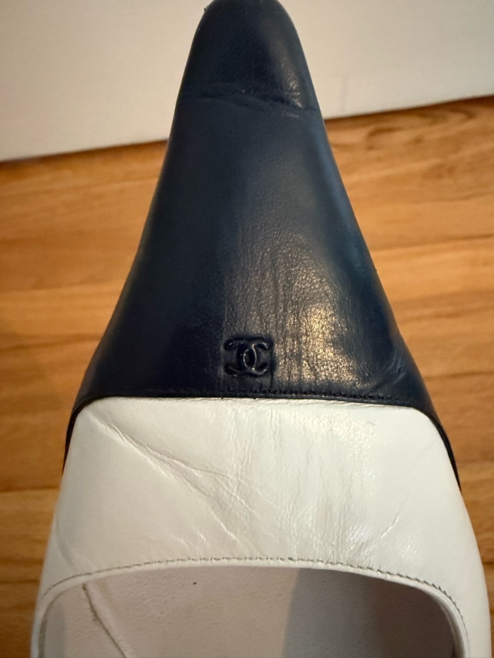 Authentic CHANEL Vintage White and Navy Pointed Slingback Pumps Size 37.5 - Picture 2 of 4